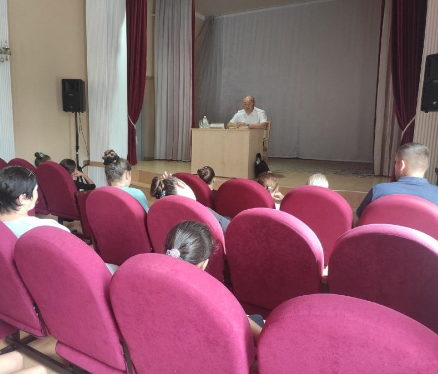 В станице Пшехской 17 августа 2022 года на рабочей встрече заместитель начальника ОГИББД ОВД по Белореченскому району провел профилактическую беседу «Правила дорожной безопасности детей» с несовершеннолетними жителями сельского поселения